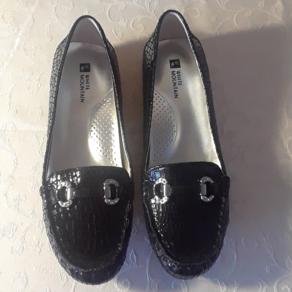 White Mountain Leather Croco embossed moccasins